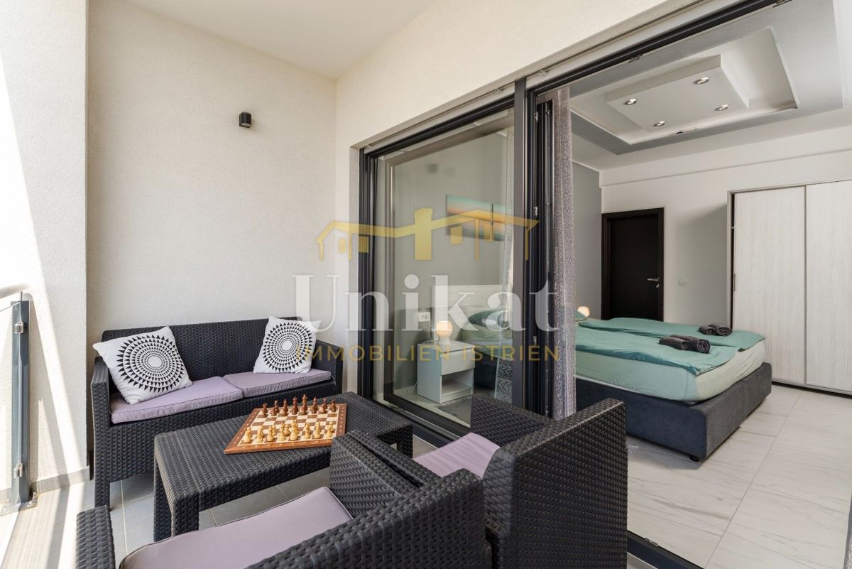 Moderna dvojna hiša s bazenom in pogledom na morje